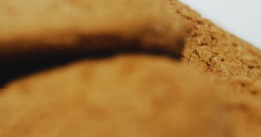 Vınlamak içinde ve vınlamak dışarı kamera önünde çerezleri beyaz arka plan üzerinde. Yakın çekim. Makro