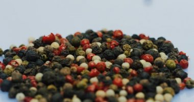 Beyaz yüzeyi biber bezelye faling makro. Yakın çekim