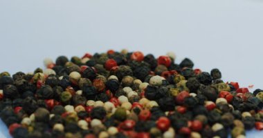 Farklı biber bezelye faling beyaz yüzeyde kapatmak aşağı. Makro çekim