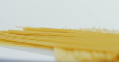 Beyaz arka plan üzerinde yalan spagetti kapatın. Makro çekim