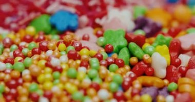 Kamera önünde karşısında farklı türde camlı küçük renkli şekerler makro. Yakın çekim