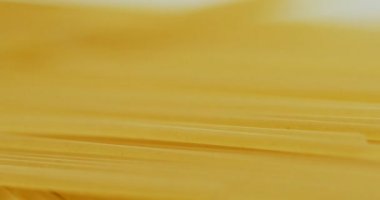 Spagetti beyaz zemin üzerine kapatın. Hareket odak. Makro çekim