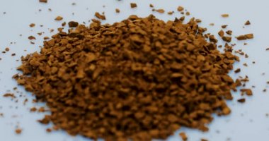 Vınlamak içinde ve vınlamak dışarı hazır kahve beyaz yüzeyde. Yakın çekim. Makro çekim