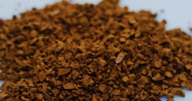 Beyaz yüzeyi çözünür kahve kapatın. Hareket odak. Makro çekim