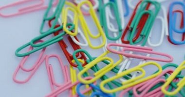 Beyaz arka plan üzerinde yalan renklerde iplik office klip makro çekim. Üstten Görünüm