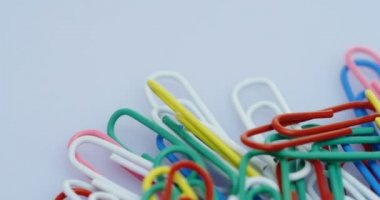 Üstten Görünüm haddeleme kağıt klipleri renkler beyaz arka plan üzerinde yalan. Makro çekim