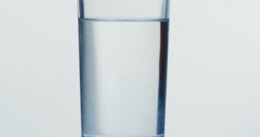 Su ile cam ve fırça ile mavi boya o mavi su boyama attınız kapatın. Makro çekim