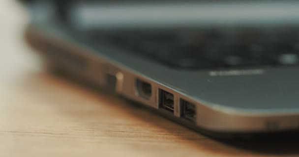 Makro kobiece strony wprowadzenie karty pamięci flash w komputerze przenośnym czarny. Z bliska — Wideo stockowe