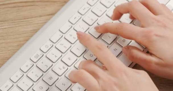 Κοντινό πλάνο γυναικεία χέρια taping και γραπτών μηνυμάτων στο λευκό πληκτρολόγιο. Μακροεντολή — Αρχείο Βίντεο