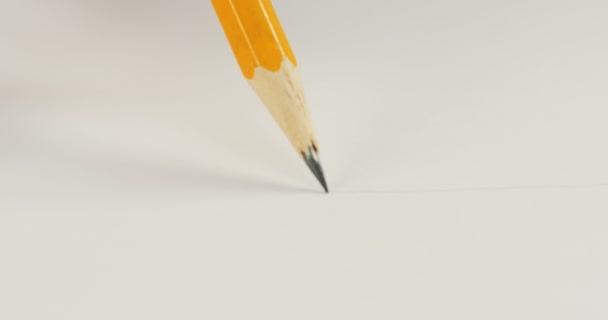 Feche a mão feminina desenhando uma linha na folha de papel e quebrando. Macro — Vídeo de Stock