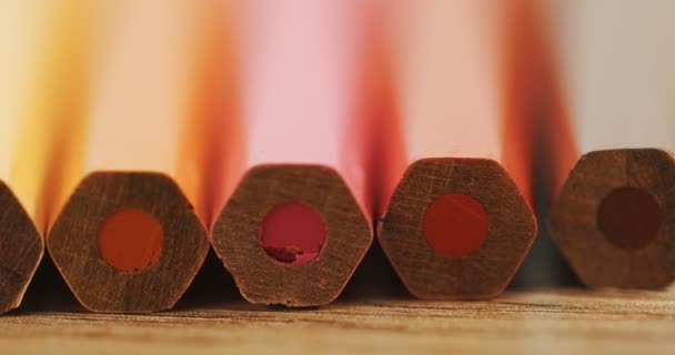 Primer plano de los lápices de colores en la mesa de madera. Macro — Vídeo de stock