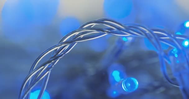 Macro des lampes à guirlande bleues avec un effet Bokeh. Des lumières floues. Gros plan — Video