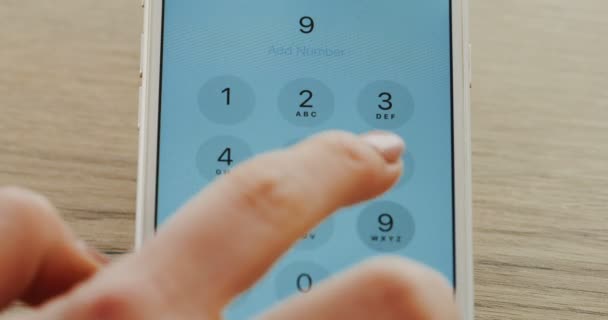 Nahaufnahme des weiblichen Fingertapes auf dem Smartphone-Bildschirm und Anruf 911. makro — Stockvideo