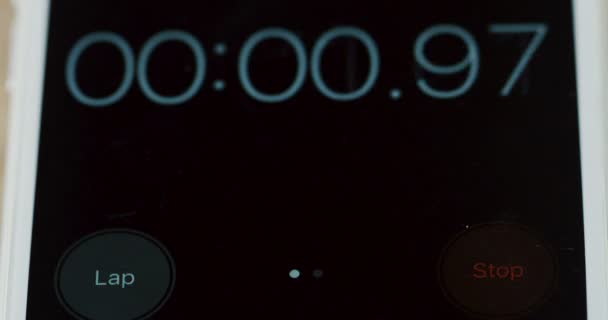 Feche os segundos em execução na tela do dispositivo smartphone. Macro — Vídeo de Stock