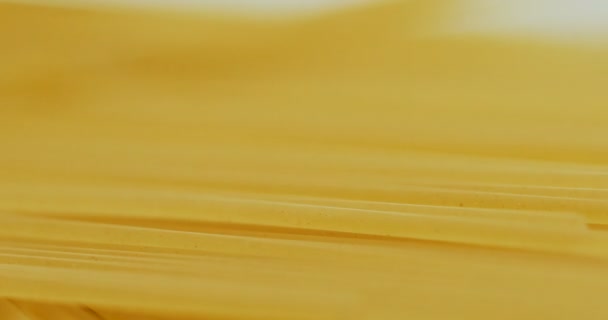 Close up van de spaghetti op de witte achtergrond. De focus verplaatsen. Macro-opnamen — Stockvideo