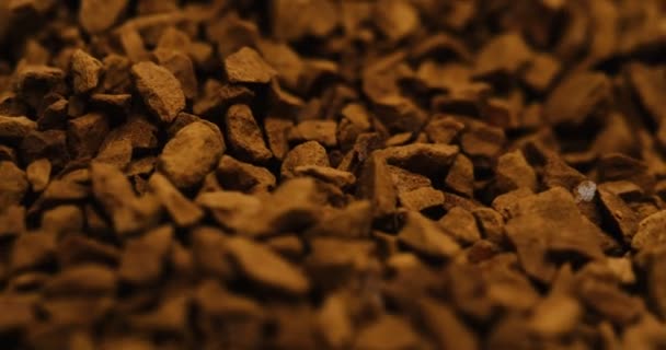 Grabación macro de las piezas de café instantáneas girando y acercándose. De cerca. — Vídeo de stock