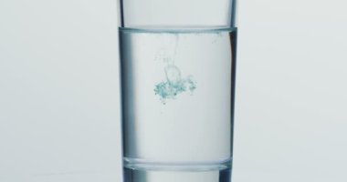 Cam su ile düşen yeşil boya damla kapatın. Makro çekim