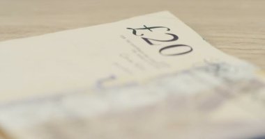 Kraliçe Elizabeth ahşap masanın üzerinde yatan ile Lirası faturada hareket odak. Makro. Yakın çekim