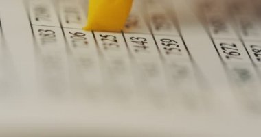 Sayı ve basamak sarı marker renk ile sivri uçlu dışarı olan grafik makro çekim. Yakın çekim