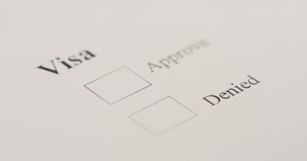 Gros plan sur la demande de visa et main faisant une tique avec un marqueur rouge Refusé. Prise de vue macro 