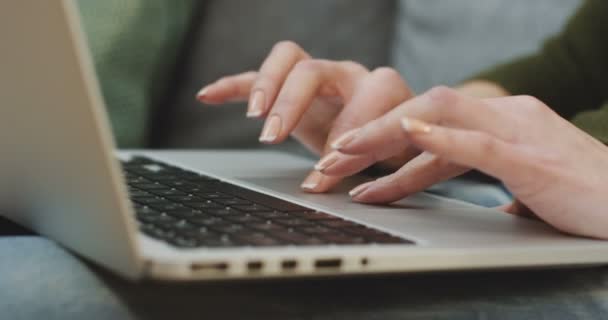 Zbliżenie na kobiece dłonie pracę i taping na komputerze przenośnym. W domu. Pomieszczeniu — Wideo stockowe