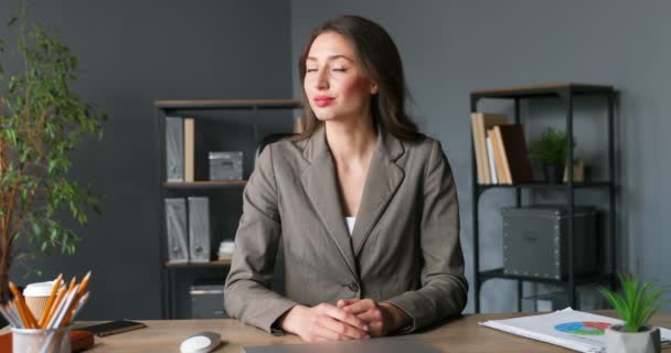 Retrato de la joven caucásica hermosa mujer girando cara a cámara y sonriendo en la oficina. Bastante exitosa mujer de negocios con estilo con sonrisa. Mujer trabajando en el gabinete de buen humor . — Vídeos de Stock