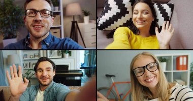 Bilgisayar ekranındaki dört arkadaşın çevrimiçi görüntülü sohbet kolajı. Kafkasyalı neşeli erkek ve kadınlar video konuşmasında konuşuyor. Erkekler ve dişiler web kamerasından sohbet ediyorlar. Boş zaman konsepti