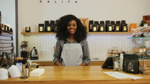 Kafede el ele tutuşup gülümseyen Afrikalı kadın kahveci portresi.. — Stok video