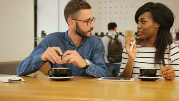 Joven atractivo hipster beber café con aquí amiga en el elegante café. Retrato plano . — Vídeo de stock