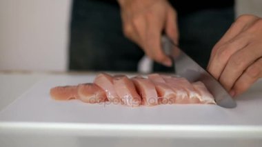  tavuk göğsü doğrama tarafından yemek hazırlamak
