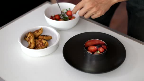 Plätering maträtt med hjälp av jordgubbar innan servering — Stockvideo
