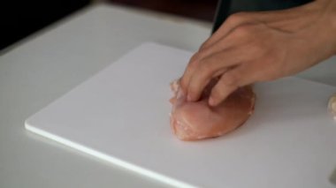  tavuk göğsü doğrama tarafından yemek hazırlamak