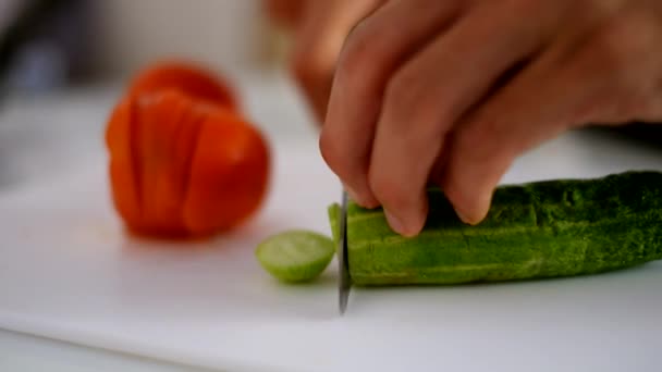 Cortar verduras para cocinar en casa — Vídeo de stock