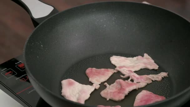 Жареная нарезанная свинина — стоковое видео