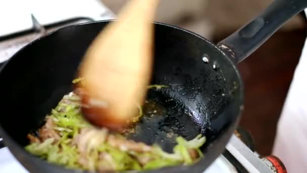 Koken door roer gebakken — Stockvideo