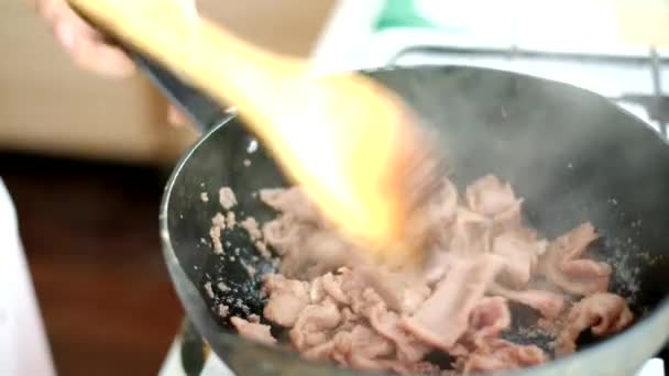 Fried dilim domuz eti ilave edin — Stok video