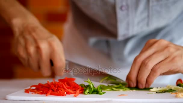 Snijd van chili voor het koken — Stockvideo