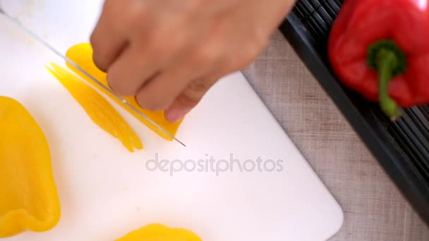 Gemüsescheiben zum Kochen — Stockvideo