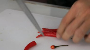  Pişirmeden önce tavuk doğrama