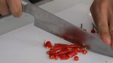  Pişirmeden önce tavuk doğrama