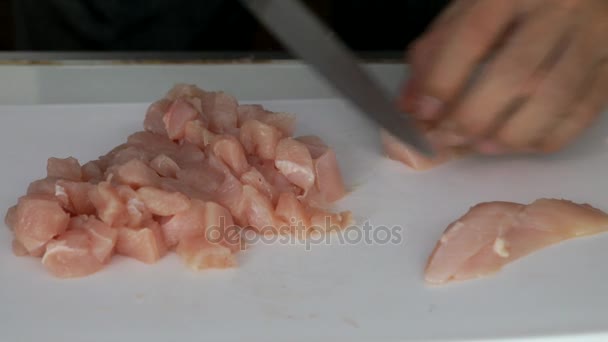 Нарезание курицы перед приготовлением — стоковое видео