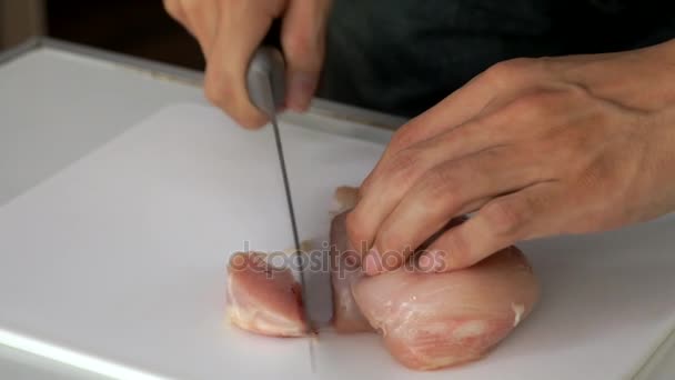 Couper le poulet avant la cuisson — Video