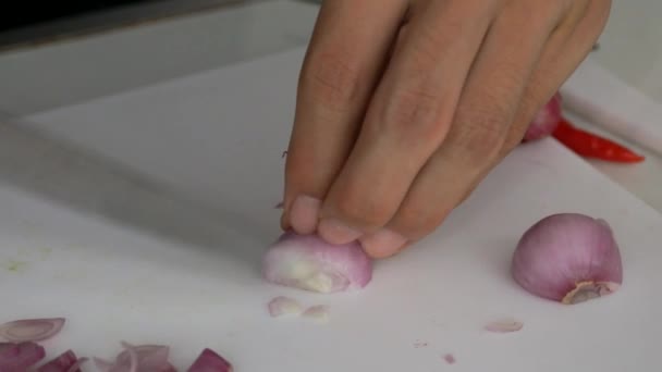 Chopping Shallot antes de cozinhar — Vídeo de Stock