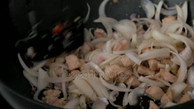  Kızarmış tavuk göğsü ilave edin