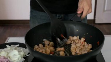  Kızarmış tavuk göğsü ilave edin