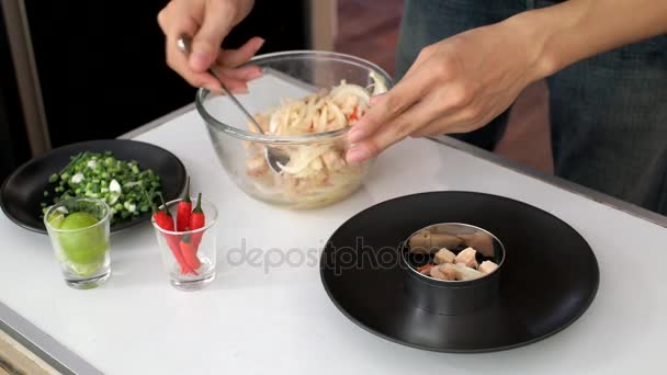 Beplating schotel in de keuken — Stockvideo