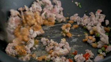  Madde ile kızarmış domuz eti ilave edin