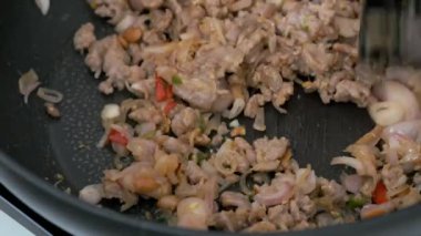  Yakın kadar karıştırın kızarmış sahne