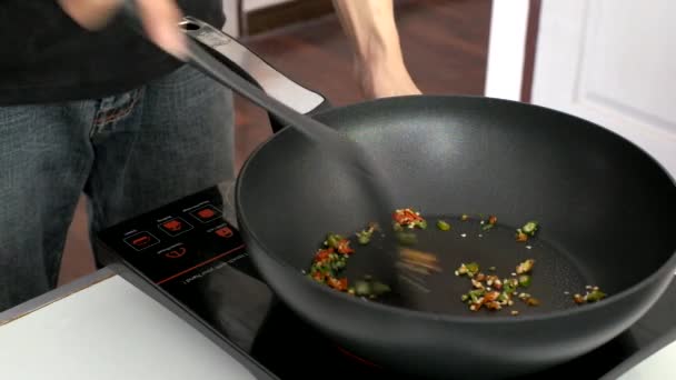 Rör stekt hugga chili i köket — Stockvideo