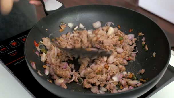 Cooking thailändsk mat av rör stekt — Stockvideo